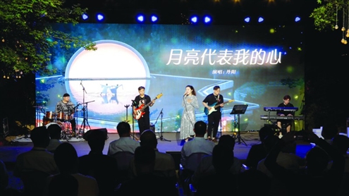 整场演出分为“月光”“月色”“月思”和“月望”四个内容篇章,以月为灵感源泉,以情为心灵纽带,联结起大家的情感与乡愁